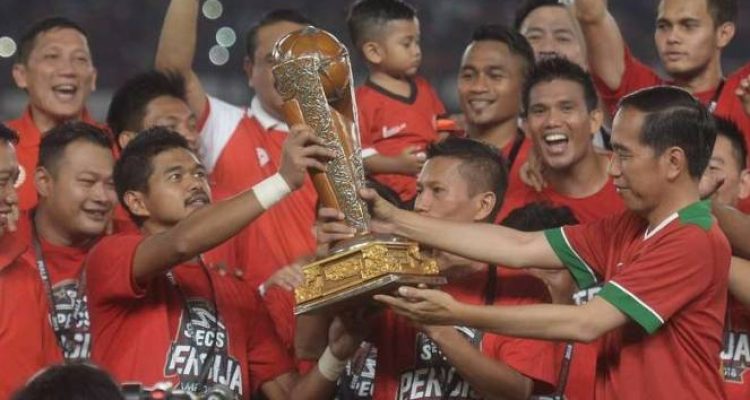 Pemain persija bambang pamungkas terima trofi piala presiden dari jokowi